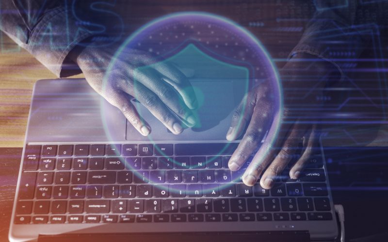 pessoa-trabalhando-html-no-compu (1)